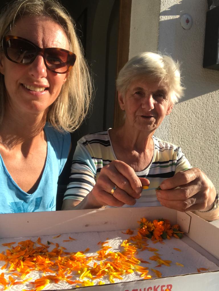 Ringelblumen sammeln Gerda und Mama