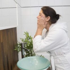 Weinkosmetik EINS Die Reinigung Anwendung Produktbild 02 e1604385158280