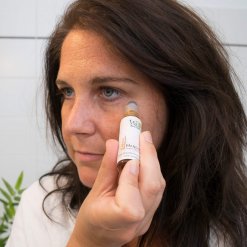 Weinkosmetik SPEZIAL Hangover Augen Repair Gel Anwendung Produktbild 03