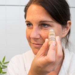 Augenserum für strahlendes Lächeln