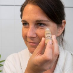 Weinkosmetik VIER Augengel Fresh Anwendung Produktbild 03