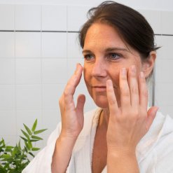 Weinkosmetik VIER Augengel Fresh Anwendung Produktbild 04