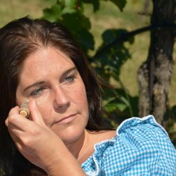 Weinkosmetik VIER Augengel Fresh Nela hat es auch unterwegs immer dabei scaled